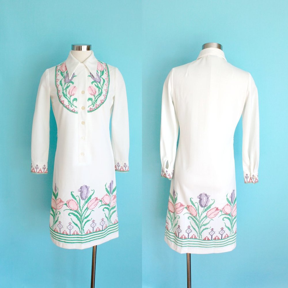 1970s White Floral Faux Cross-stitch Dress by Serbin Designed by Muriel Ryan | M